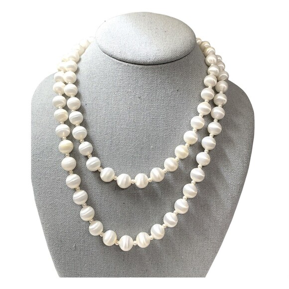 Vtg Sarah Coventry Necklace 36" White Satan Bead Cat's Eye Single Strand Signed - Picture 3 of 9